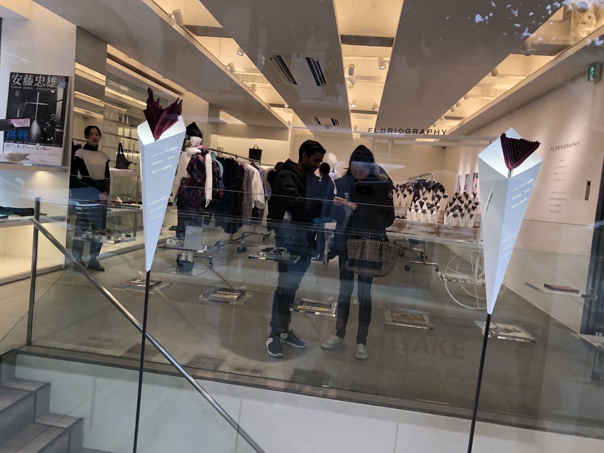 Nobi Hayashi 林信行 イッセイミヤケ青山を覗いたら先月までのはずの Floriography がまだウィンドウに飾られている せっかくなので Heapsmag の方々を連れて店内に入り紹介してきた 宮前さんや Waternavy の話をしてきた お店の人が親切で未使用の