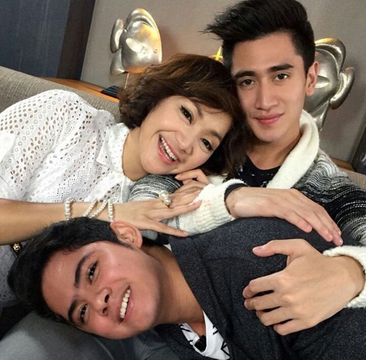 Family hugs😙😙 📷 Adiwijaya's Family <a href="/alysyarief/">Aliando Syarief.</a> <a href="/BramastaVerrell/">Verrell Bramasta</a> #SiapaTakutJatuhCinta