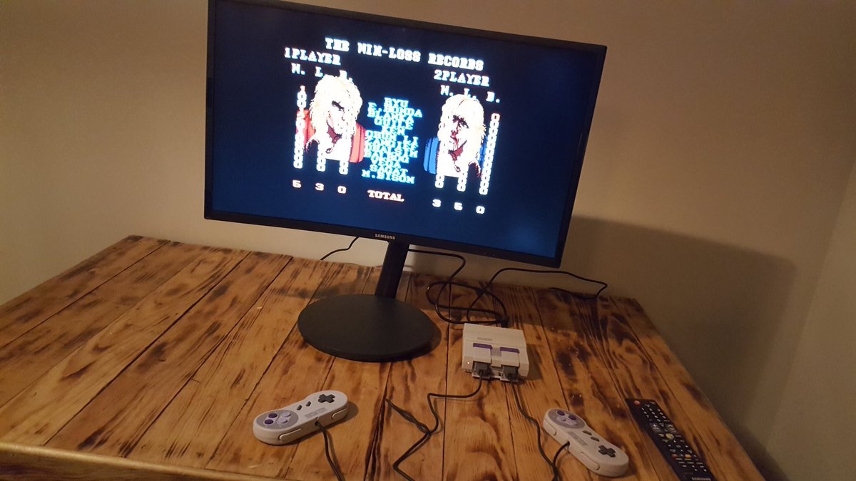 jezzylw's tweet photo. Hoy estuvimos @KpzinStereo, @TommyFritzen y yo en la posada de #G64XMAS jugando Call of duty y Nintendo snes y además me llevé unos stickers hermosos de Overwatch 😍 https://t.co/bedlzrd02d