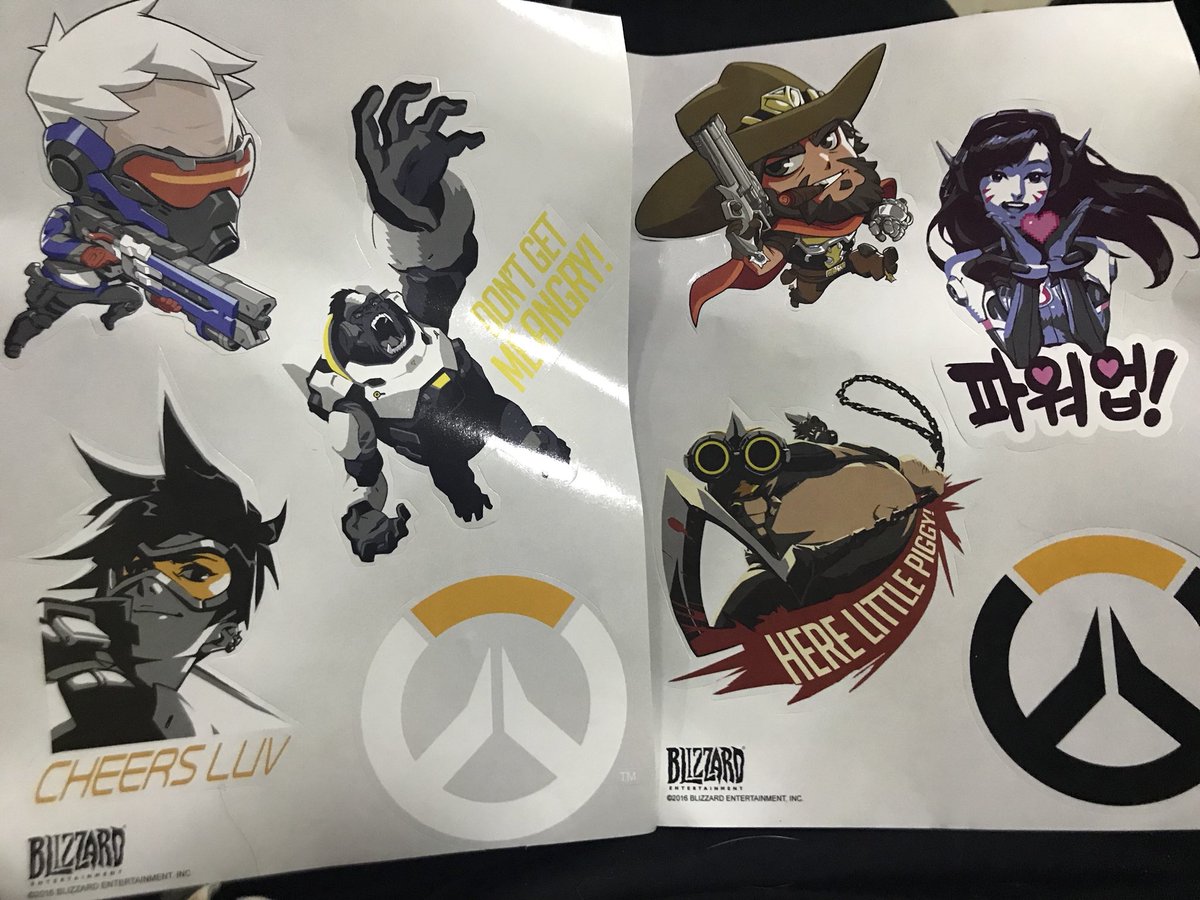 jezzylw's tweet photo. Hoy estuvimos @KpzinStereo, @TommyFritzen y yo en la posada de #G64XMAS jugando Call of duty y Nintendo snes y además me llevé unos stickers hermosos de Overwatch 😍 https://t.co/bedlzrd02d