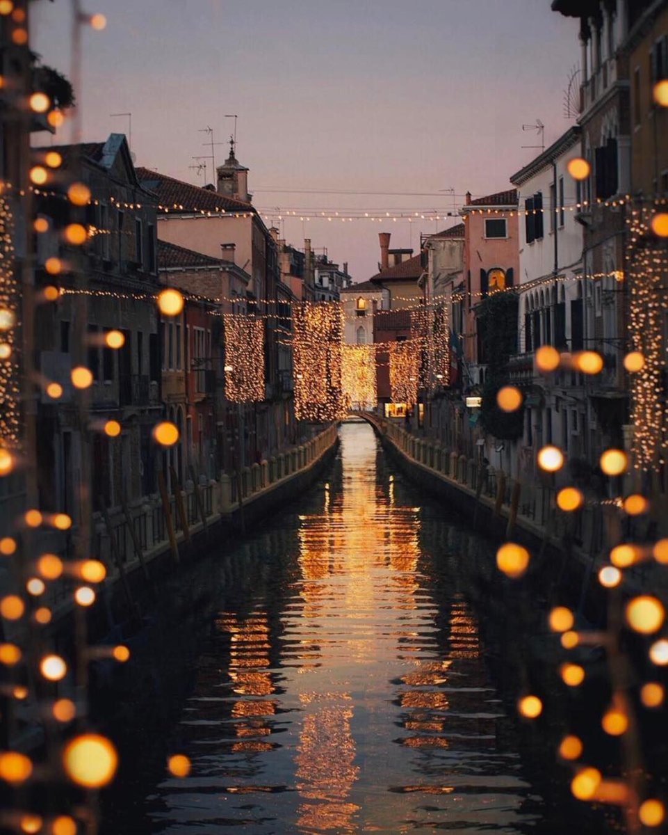 TravelLetz's tweet photo. Eerily amazing... these canals in between the houses are awesome! https://t.co/AoDEQUcCoJ