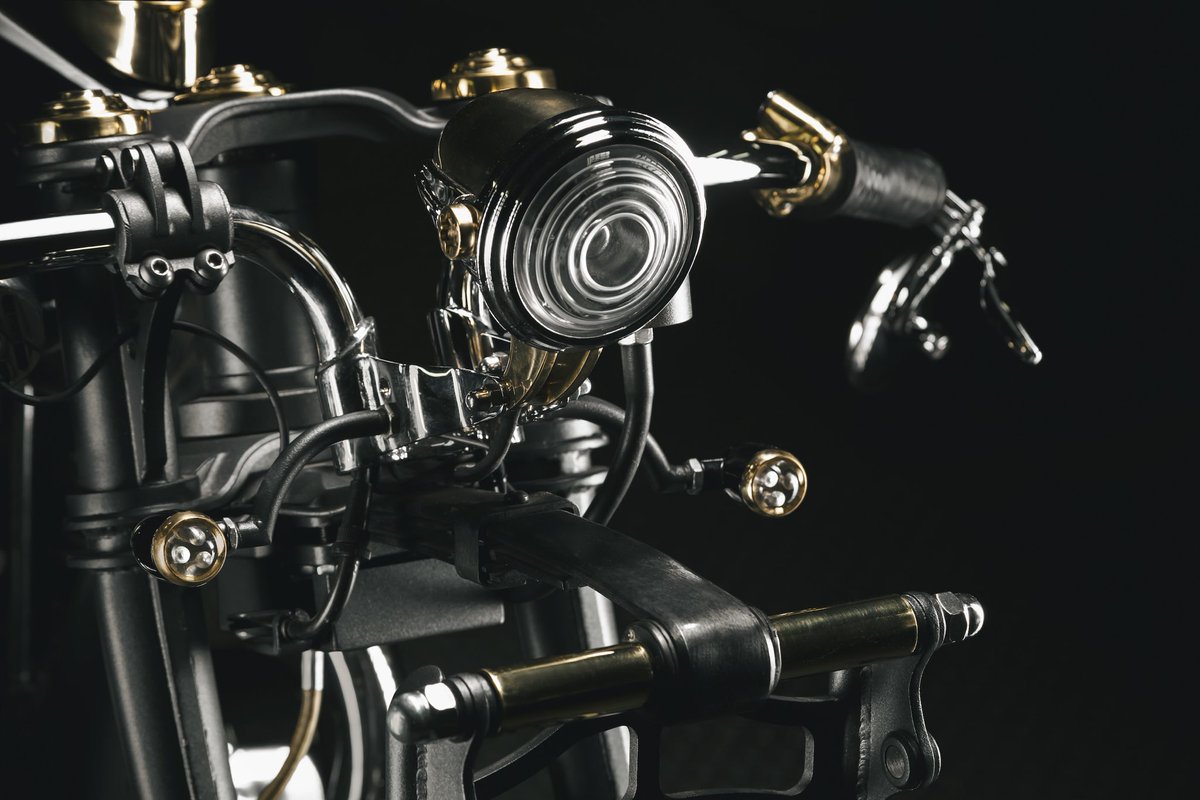 Silodrome's tweet photo. The headlight and leaf spring front end on this build must have burnt up a lot of workshop hours.
#galaxycustom #yamaha #xs650 #yamahaxs650 #craftsman #craftsmanship #metalwork https://t.co/QACph8WnQQ