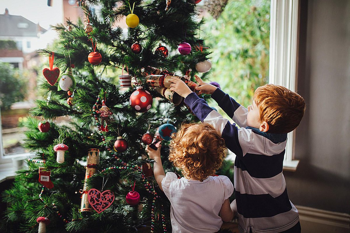 hoteltopazkandy's tweet photo. People in Germany follow a tradition called "Find the pickle" where they hide a pickle in the Christmas tree and their children are supposed to find it on Christmas morning. The child to find it, gets a small present.
#christmasaroundtheworld https://t.co/PCCv9QXvg1