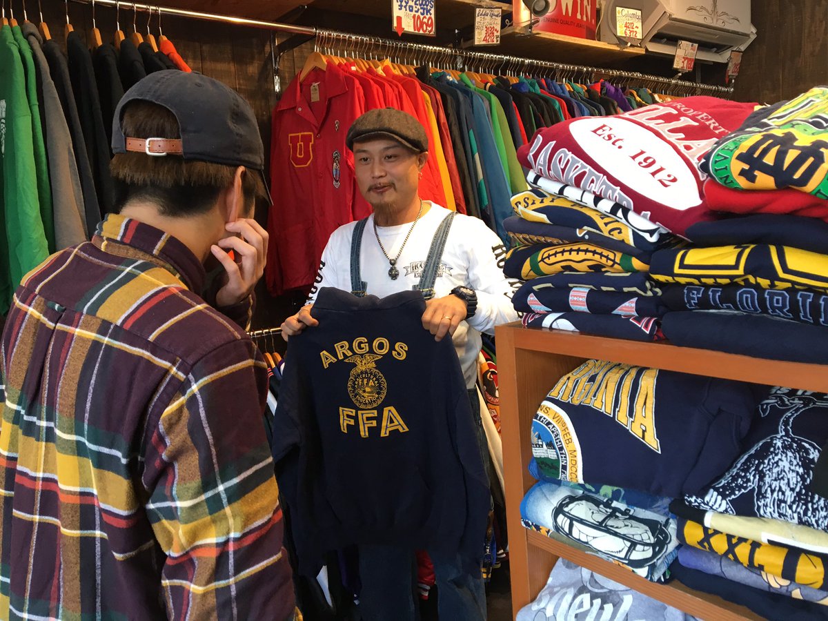 chiico_tunatuna's tweet photo. 先日openしたばかりのリョースケくんのお店に。やばい。かわいい。つか安すぎやろ!#HOODDOGS #古着屋 #hiroshima #fukuyama https://t.co/X3pB3OuIi0