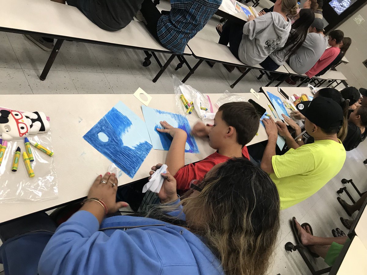ShyMats's tweet photo. 4th Grade Family + Me Art Night!! 🎄💙 https://t.co/OiVMBEjC53