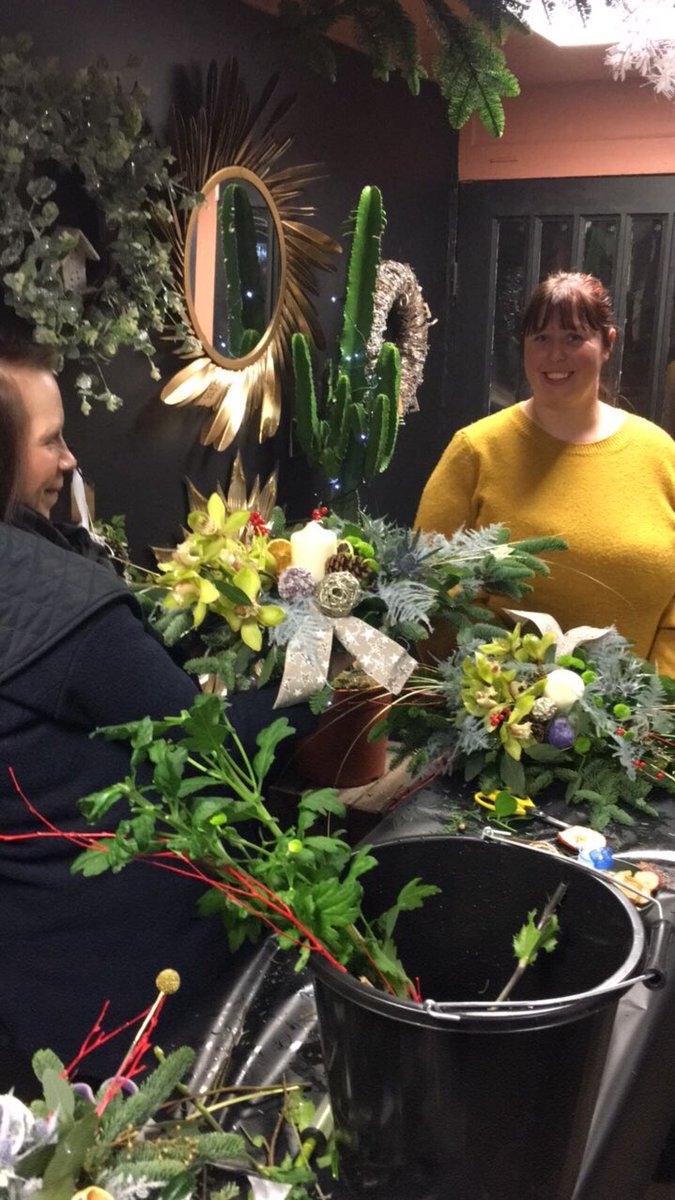 Flower_Couture's tweet photo. More pics from our #Christmas #candlearrangement #flowerclass #flowercoutureflowerschool #bingley #festiveflowers https://t.co/ob9NMIEZdO