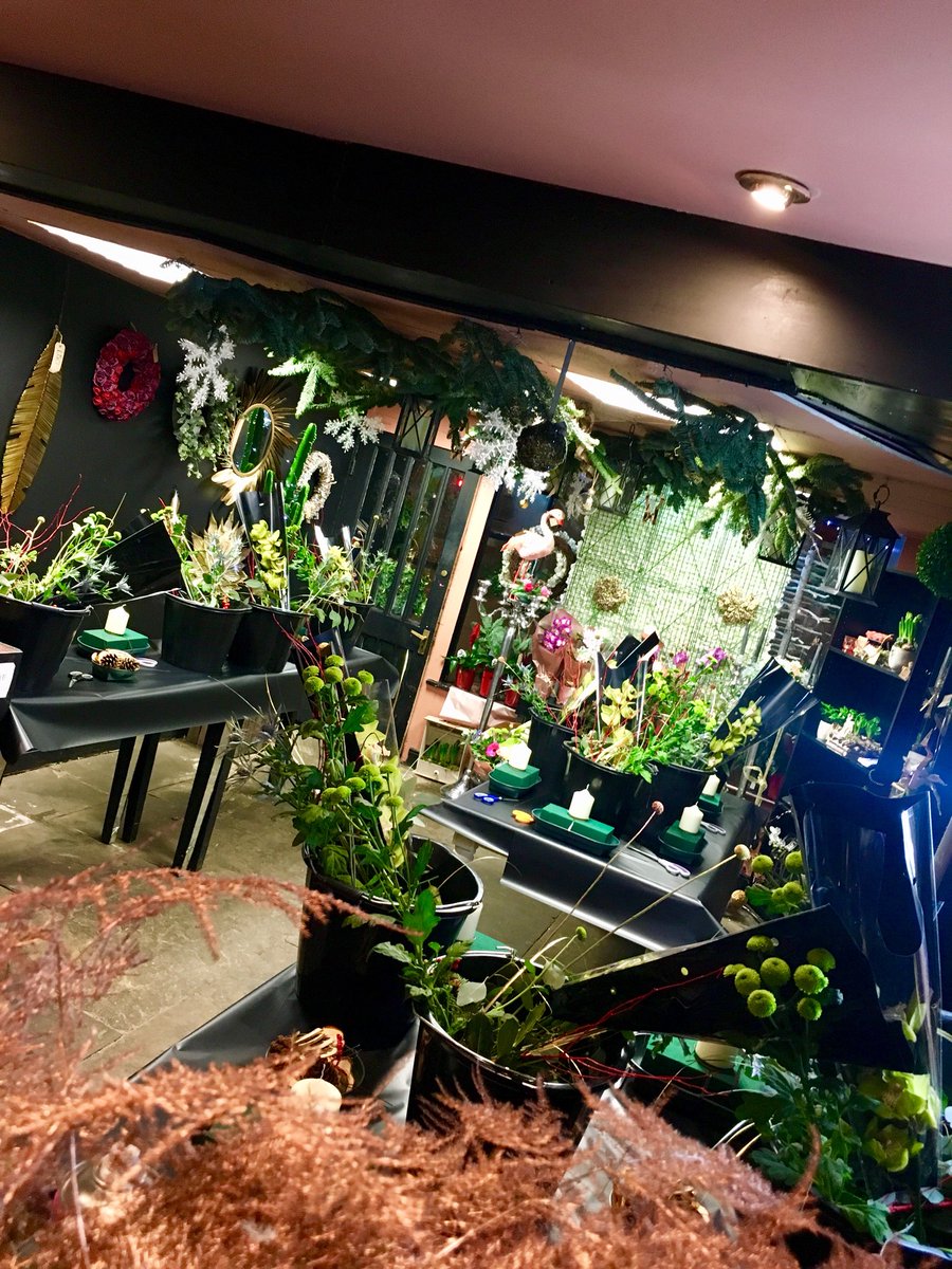Flower_Couture's tweet photo. More pics from our #Christmas #candlearrangement #flowerclass #flowercoutureflowerschool #bingley #festiveflowers https://t.co/ob9NMIEZdO