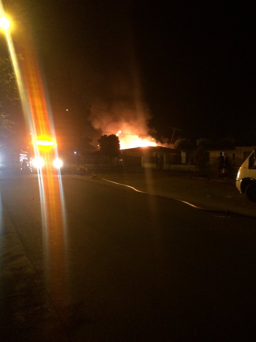 NolivaresaA_'s tweet photo. Incendio Estructural. Esquina Los cerezos con Los Naranjos #Quillota  @AlertaVR @sitiodelsuceso @Cooperativa  @laestrelladeqta https://t.co/hjfzHEiufn