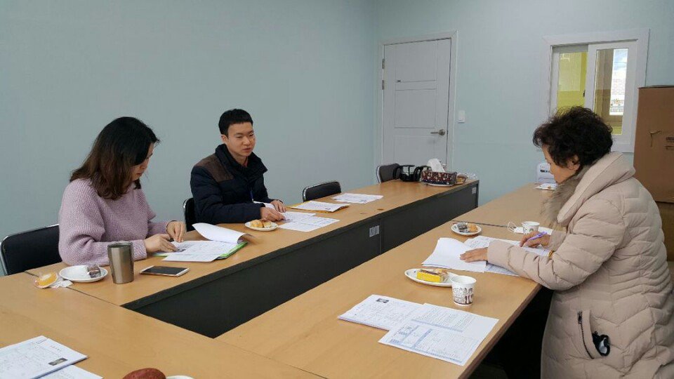 1eunhaeng's tweet photo. 무한돌봄네트워크팀은 우울감과 무기력증으로 일상생활 및 사회생활에 어려움을 겪고 있는 대상자의 사례관리 협력을 위해 성남YMCA노인복지센터와 통합사례회의를 진행하였습니다. 회의를 바탕으로 기간 간 협력을 통해 보다 효율적인 사례관리를 진행하도록 하겠습니다. https://t.co/H1XlIC8Ax9