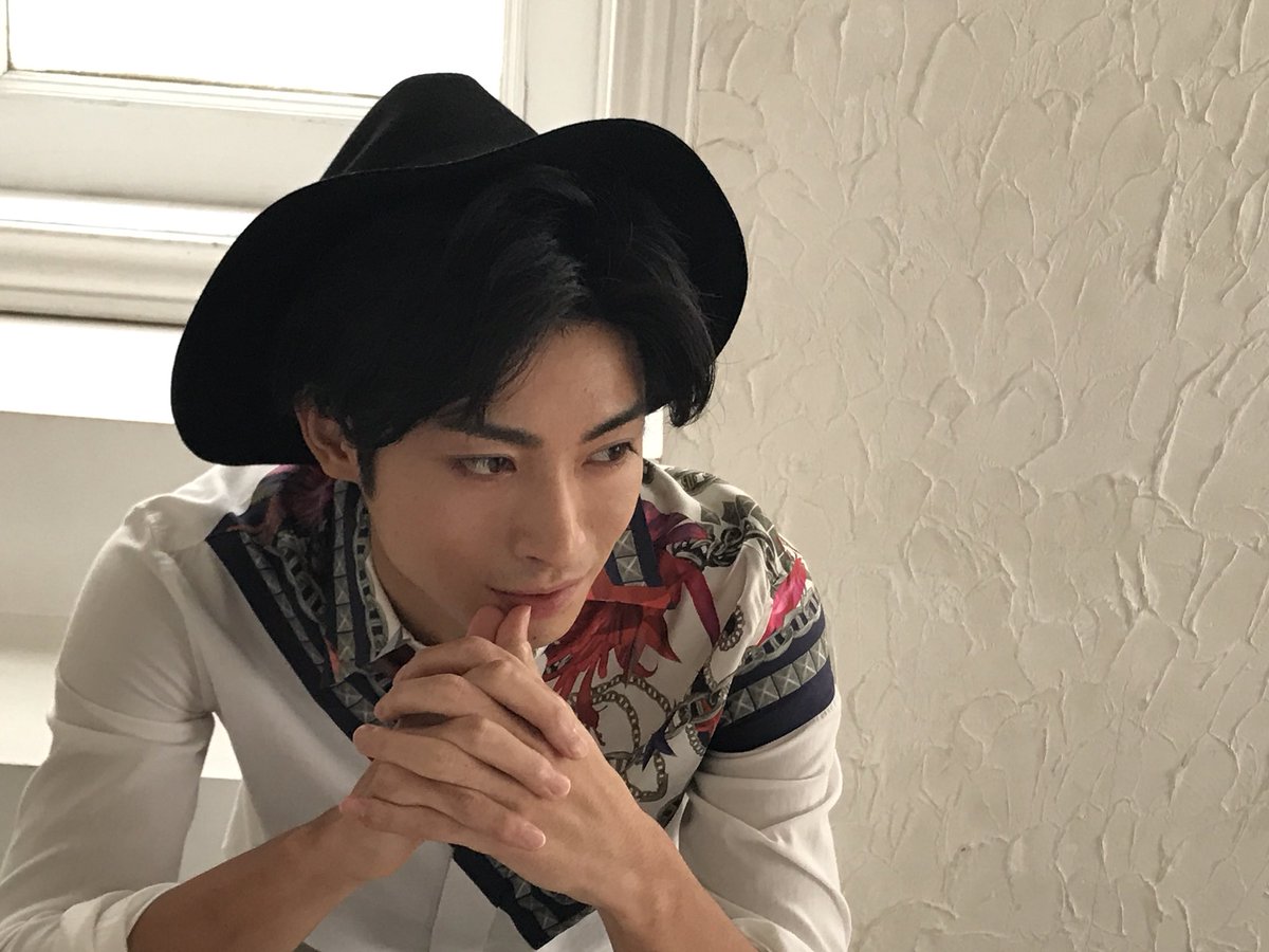 木村達成ファースト写真集 公式 本日発売 木村達成18年カレンダーが 本日12月15日に発売されました 発売を記念して 撮影時のメイキングショットをお届けします