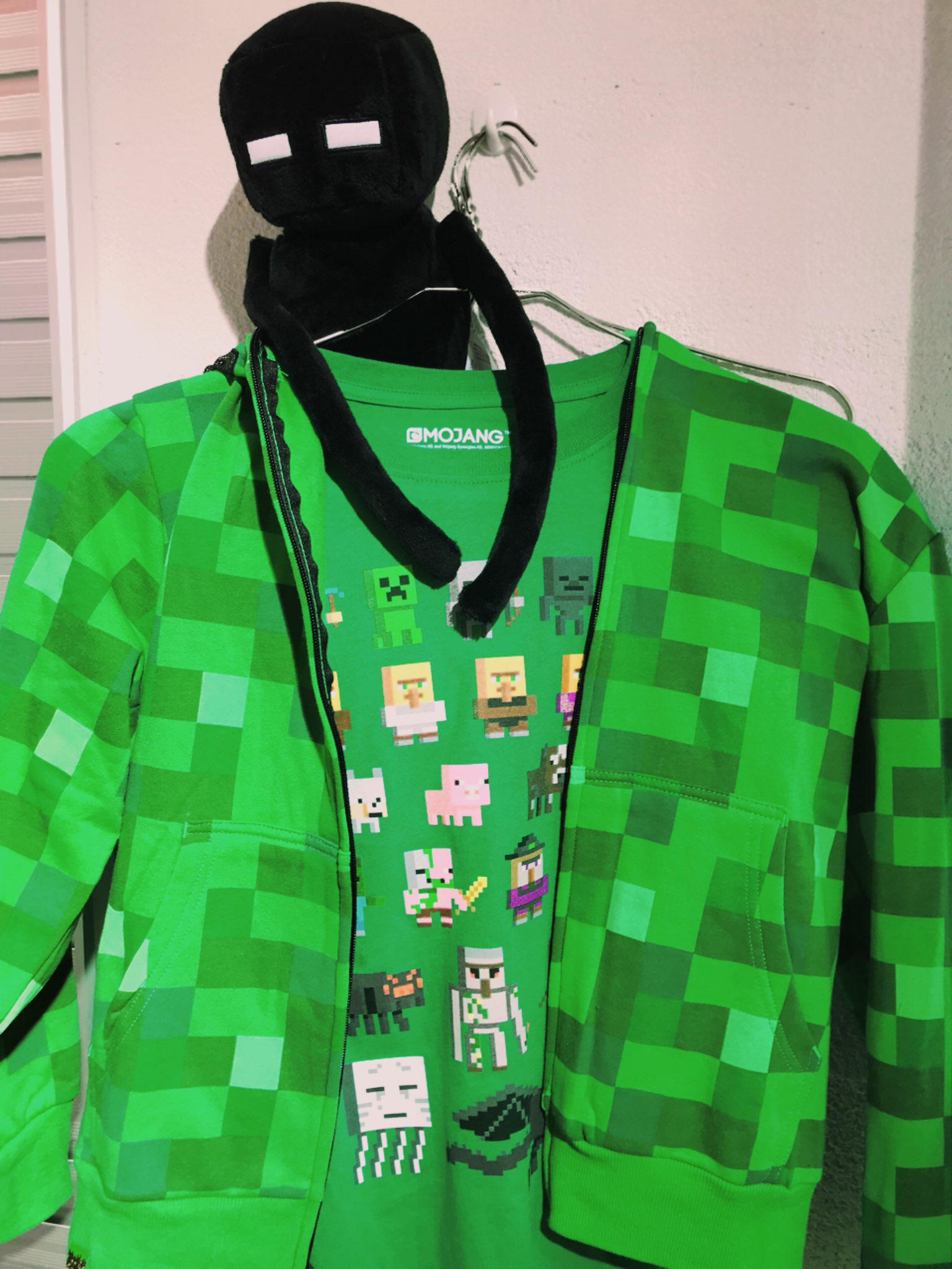 Limited Base Lb Pop Up Theater マインクラフトグッズ オフィシャルストア 売り切れとなっていた ミニキャラロングtシャツ Lサイズ クリーパーパーカー Lサイズ エンダーマンぬいぐるみ が再入荷しました 数の少ない商品もございますので