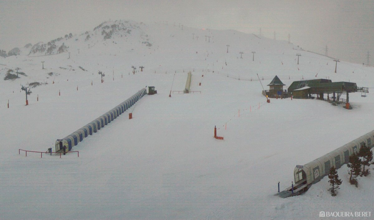 Parte de nieve: 126 km esquiables. 85 pistas y 30 remontes en funcionamiento entre #baqueira #beret y #bonaigua ¡#BuenosDias blancos a tod@s! Sigue el parte en: baqueira.es/directo