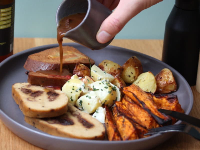 Stop everything. The perfect #Vegan Christmas Roast! Available for a very limited time, order now: ow.ly/NIc230heVPC