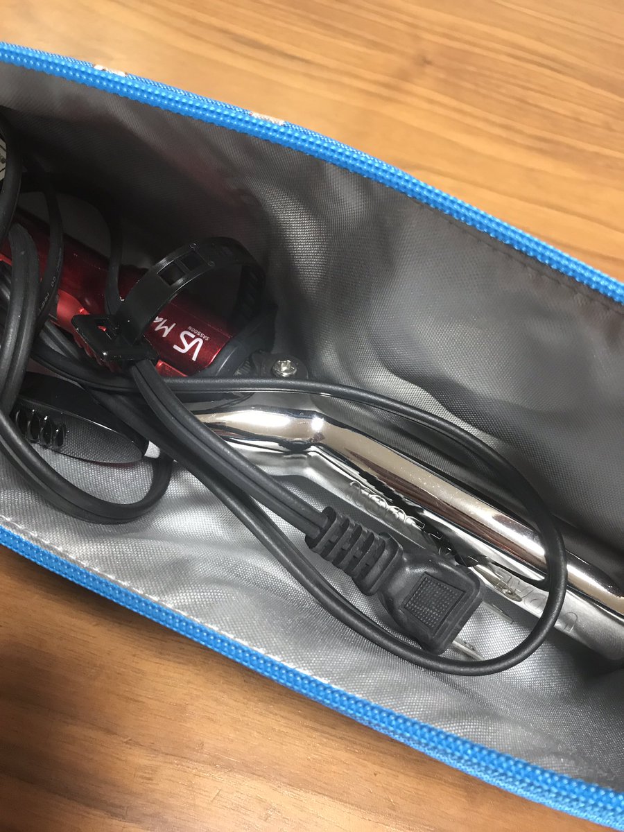 かんあきchannel 最近髪の毛巻くのがお気に入りのかんな コテが旅のお供になりました ヘアアイロンケースなんてあるんだね おばちゃん知らなかったよ