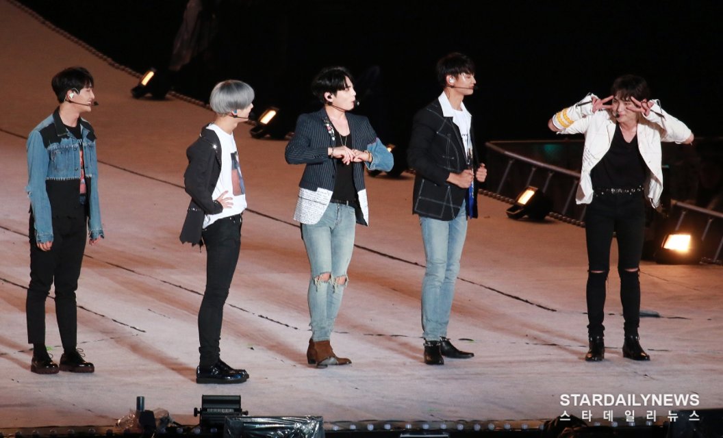 Koreaboo's tweet photo. (➜ HEADLINE) SHINee to hold their "SHINee WORLD THE BEST 2018~FROM NOW ON" in Japan with all 5 members, in February https://t.co/Bxj31oxnKL