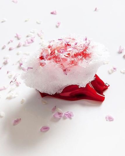 🍴 Sorbete de leche de cabra y de cerezo en flor, gelatina de fresa y kakigori <a href="/MartinBenn/">martin benn</a> <a href="/sepiarestaurant/">Sepia Restaurant</a>
Un postre sublime, portada de #Melba2 <a href="/MelbaMagazine/">MELBA</a>