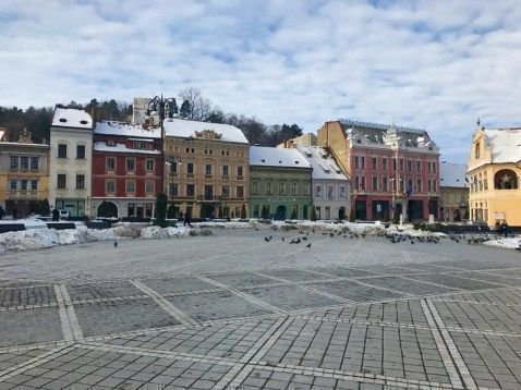 worldtravel_bug's tweet photo. A photo guide to Brasov, one of the most charming cities in Romania #ttot #travel #romania #experienceromania https://t.co/xbQpB6h3vi https://t.co/jNy2oHToqW