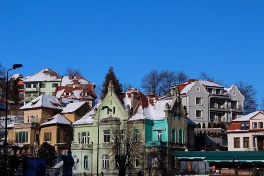 worldtravel_bug's tweet photo. A photo guide to Brasov, one of the most charming cities in Romania #ttot #travel #romania #experienceromania https://t.co/xbQpB6h3vi https://t.co/jNy2oHToqW