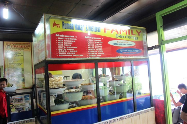 arieparikesit's tweet photo. #AyamWar #Bukittinggi #Minangkabau

- Ayam pop dr tempat asalnya, sambal tomat dan pucuk ubi
- Kalio jariang
- Dendeng balado

#KelanaRasaMinangkabau
29 Mar-1 Apr
Info WA 0812 8337 0817 https://t.co/nrbDxh2qDk