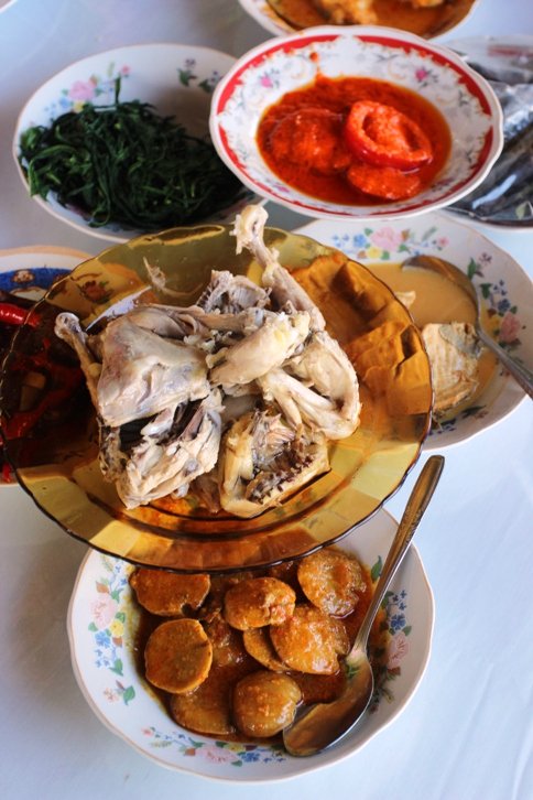 arieparikesit's tweet photo. #AyamWar #Bukittinggi #Minangkabau

- Ayam pop dr tempat asalnya, sambal tomat dan pucuk ubi
- Kalio jariang
- Dendeng balado

#KelanaRasaMinangkabau
29 Mar-1 Apr
Info WA 0812 8337 0817 https://t.co/nrbDxh2qDk