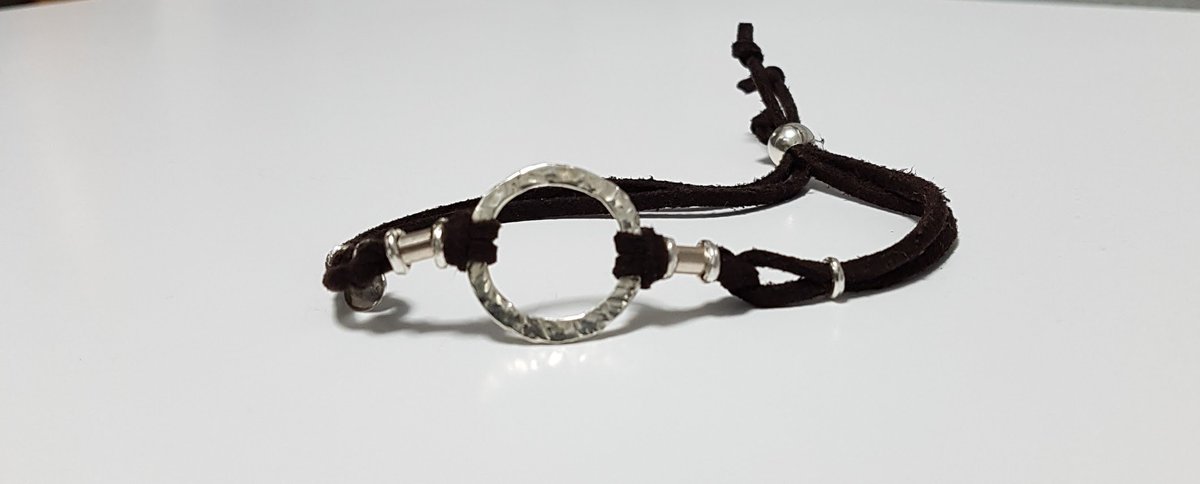 Lolandsilver2's tweet photo. Conjunto de #Collar y #Pulsera de #Cuero y #Plata Texturizada #HechoAMano #PlataArtesanal
#Silver #Leather #Handmade
#CraftSilver #Artesania #Madrid #FelizFinde https://t.co/rVaeuS4NAL