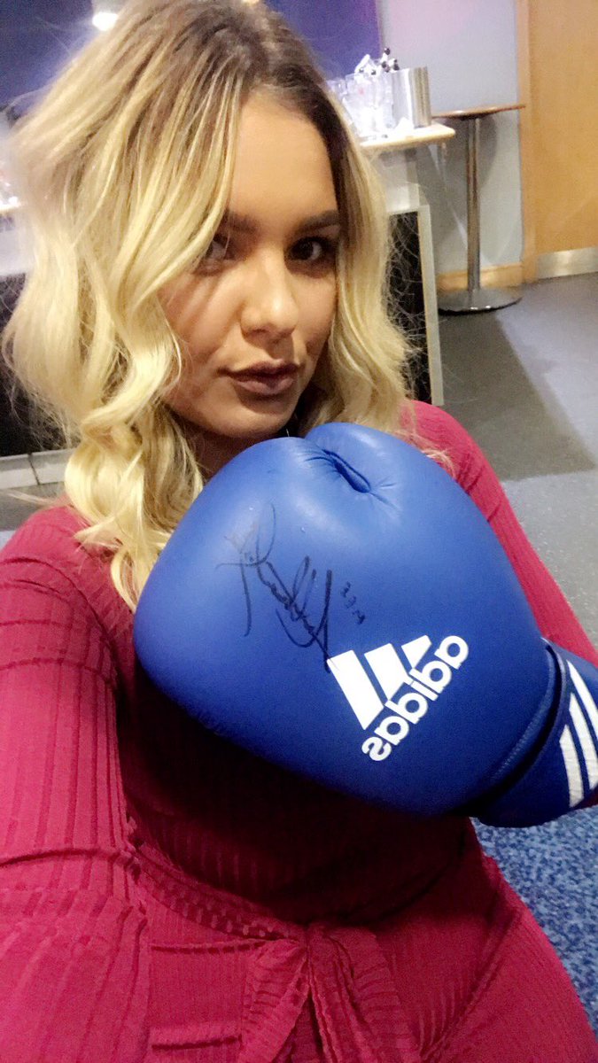savannah_porter's tweet photo. When you win a signed @anthonyfjoshua glove at @luke11campbell charity night 😍😍 https://t.co/72WdkotHEY