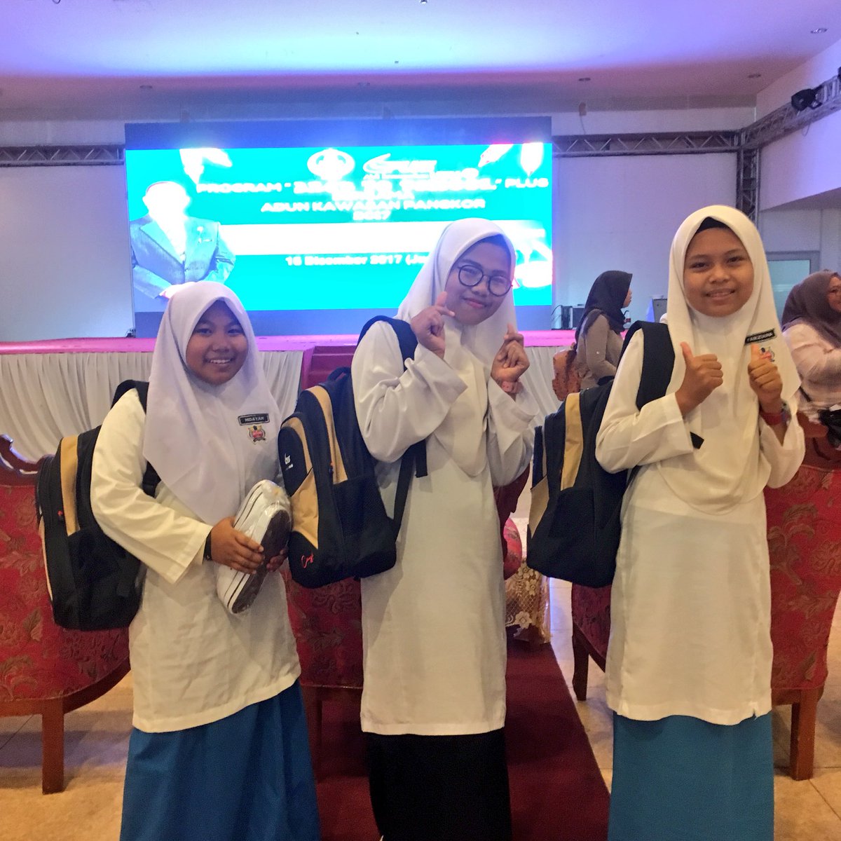 plus2u's tweet photo. Pelajar menerima bantuan berbentuk pakaian seragam, sepasang kasut, beg sekolah, stokin &amp; set alat tulis yang disampaikan oleh Y.A.B Dato’ Seri Diraja Zambry Bin Abd. Kadir &amp; Pengarah Urusan PLUS, Datuk Azman Ismail @LLMrasmi  #backtoschool2017 #UEMGroup #PLUS https://t.co/1i5WEdnX3N