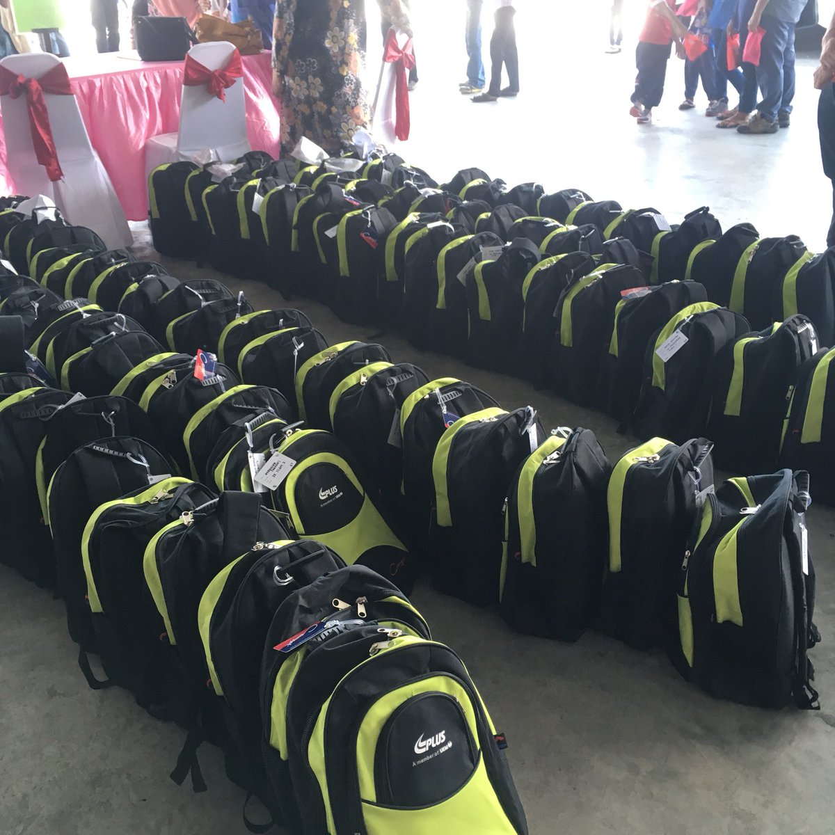 plus2u's tweet photo. Pelajar menerima bantuan berbentuk pakaian seragam, sepasang kasut, beg sekolah, stokin &amp; set alat tulis yang disampaikan oleh Y.A.B Dato’ Seri Diraja Zambry Bin Abd. Kadir &amp; Pengarah Urusan PLUS, Datuk Azman Ismail @LLMrasmi  #backtoschool2017 #UEMGroup #PLUS https://t.co/1i5WEdnX3N