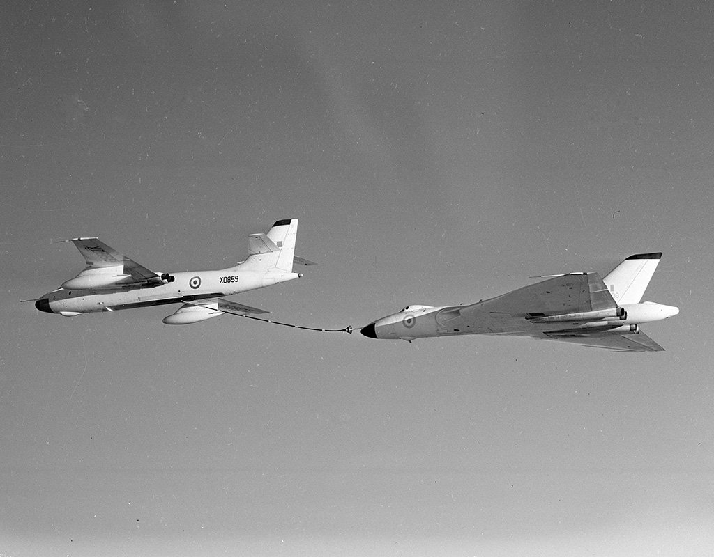 #FormationFriday - Vulcan B2 XH506 of <a href="/OC617Sqn/">OC 617 Squadron</a> refuelling from 214 Sqn Valiant BK.1 XD859 #OnThisDay 1960 during trials ahead of the non-stop UK-Australia flight #avgeek