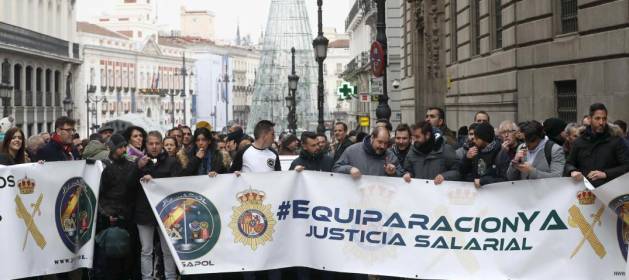 almudenanegro's tweet photo. #EquiparaciónYA 👮 Policías y Guardias civiles piden a Hacienda que «abra la hucha» por la equiparación https://t.co/jtob9oinkR https://t.co/zfJiCn9mqE