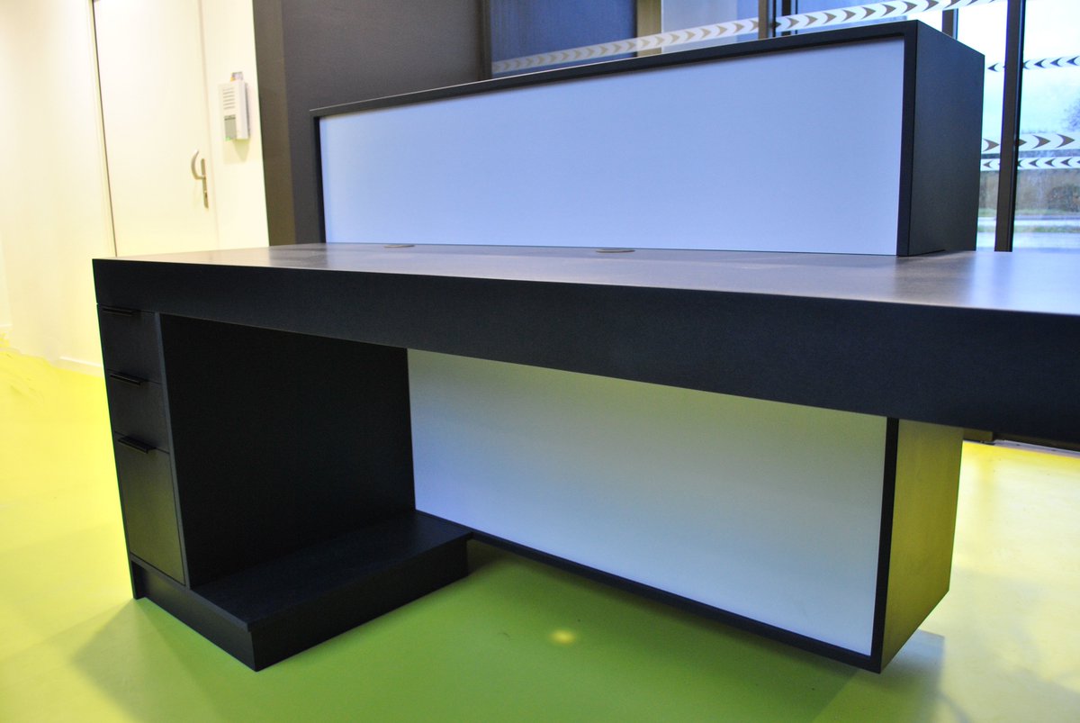 Cette banque d'accueil réalisée pour le milieux médical associe médium teinté dans la masse noir et panneau stratifié blanc pour un rendu tout en contraste.
#xylonéo #banquedaccueil #valchromat #agencementpro