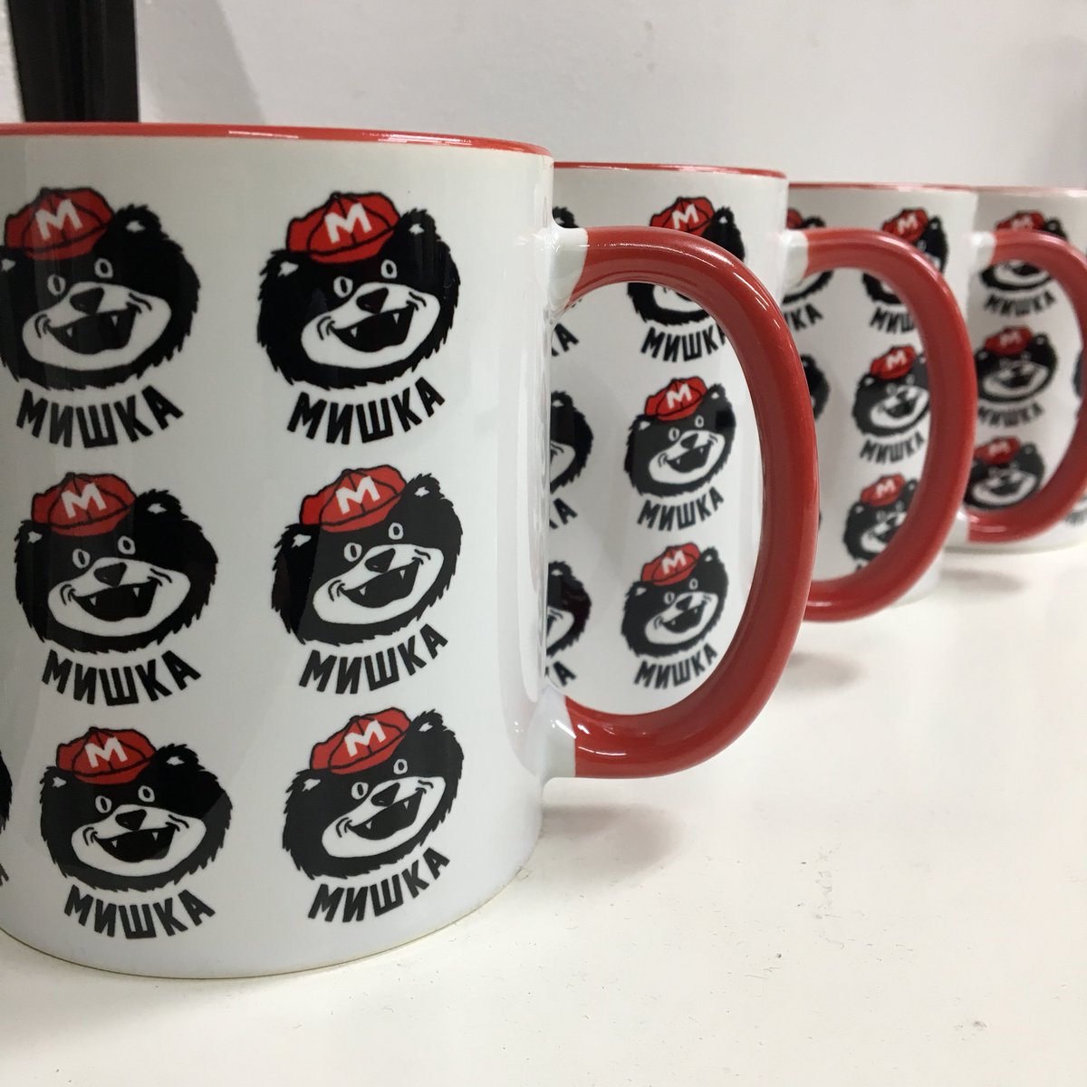 Hype0107's tweet photo. MISHKAからマグカップ入荷です♪♪
陶器製の本格的なマグカップです♪♪
カップルでお揃いでもいいし、クリスマスプレゼントのおまけにでも♪♪ https://t.co/0yTZTORgym