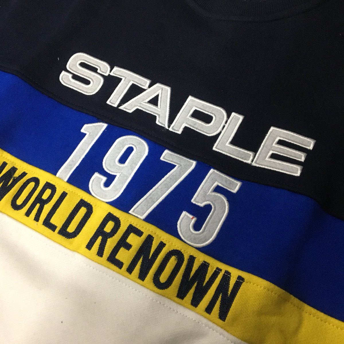 Hype0107's tweet photo. STAPLEからクルーネックスウェット入荷です♪♪
.
STAPLEらしい切り替しデザイン、カラーの組み合わせも良くフェルトで定番のワードにアウトラインが刺繍にて施されてます♪♪ https://t.co/7phmA0aNA1