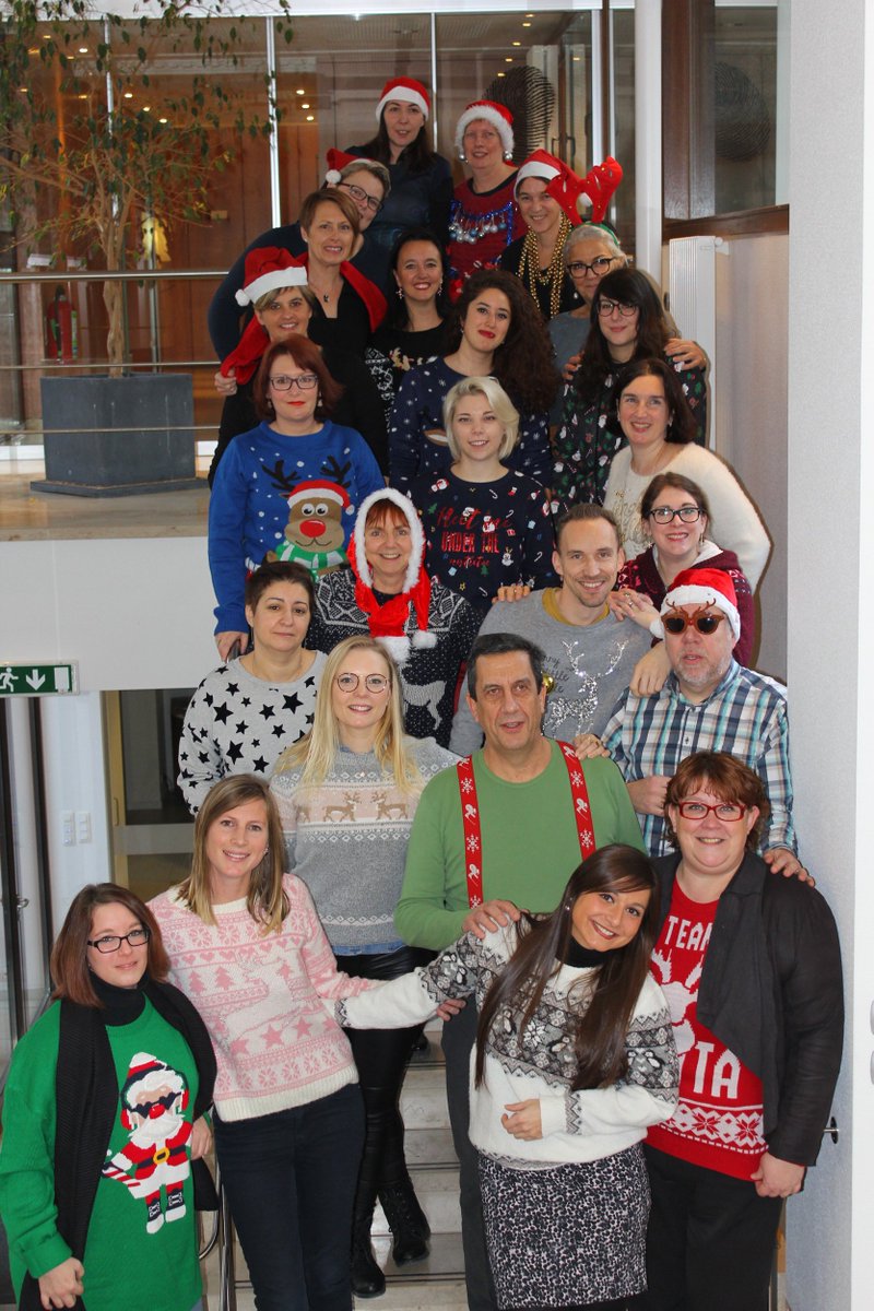 Joyeuse journée internationale du pull de Noël! Chez Knauf Belgique, on a sorti le grand jeu :) #JPDN17 #journeedupulldenoel https://t.co/ZalsB5oSsO