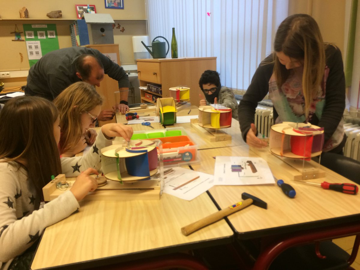 juf_Tinne's tweet photo. De windturbines zijn klaar👌👏👍#vtst #stem #trapleerke https://t.co/8sa2fyXCyH