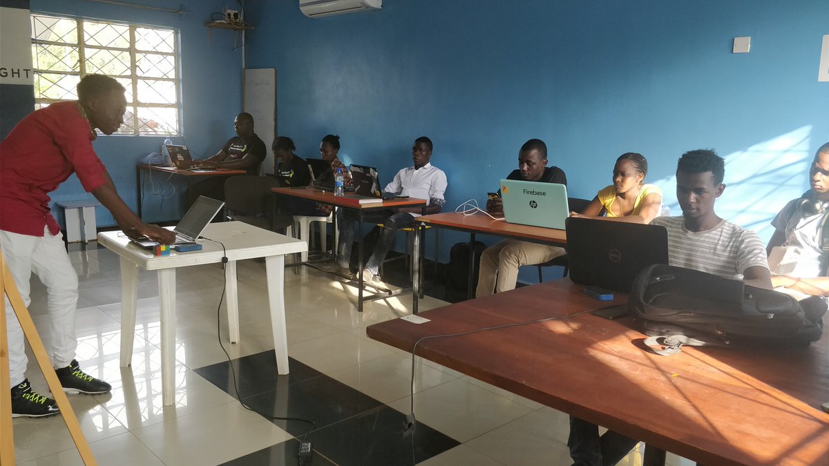 s_igu's tweet photo. #pythonKisumu meetup at @LakeHub underway led by @KraftyCoder https://t.co/cRxILAppOC