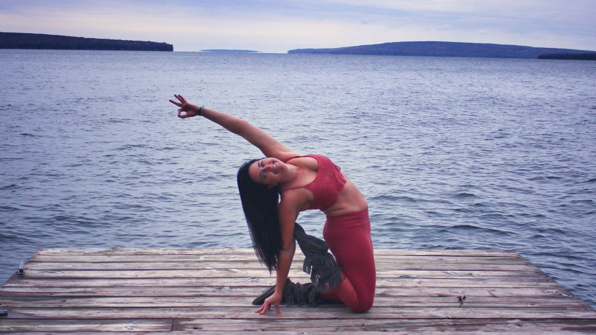 ecamptothemax's tweet photo. Camel variation on the dock at Madeline Island at our @YogaCampMpls #yogaretreat in my fav @Fabletics #yoga outfit!
#fableticsmaster #OOTD https://t.co/CrRuCtwlKu