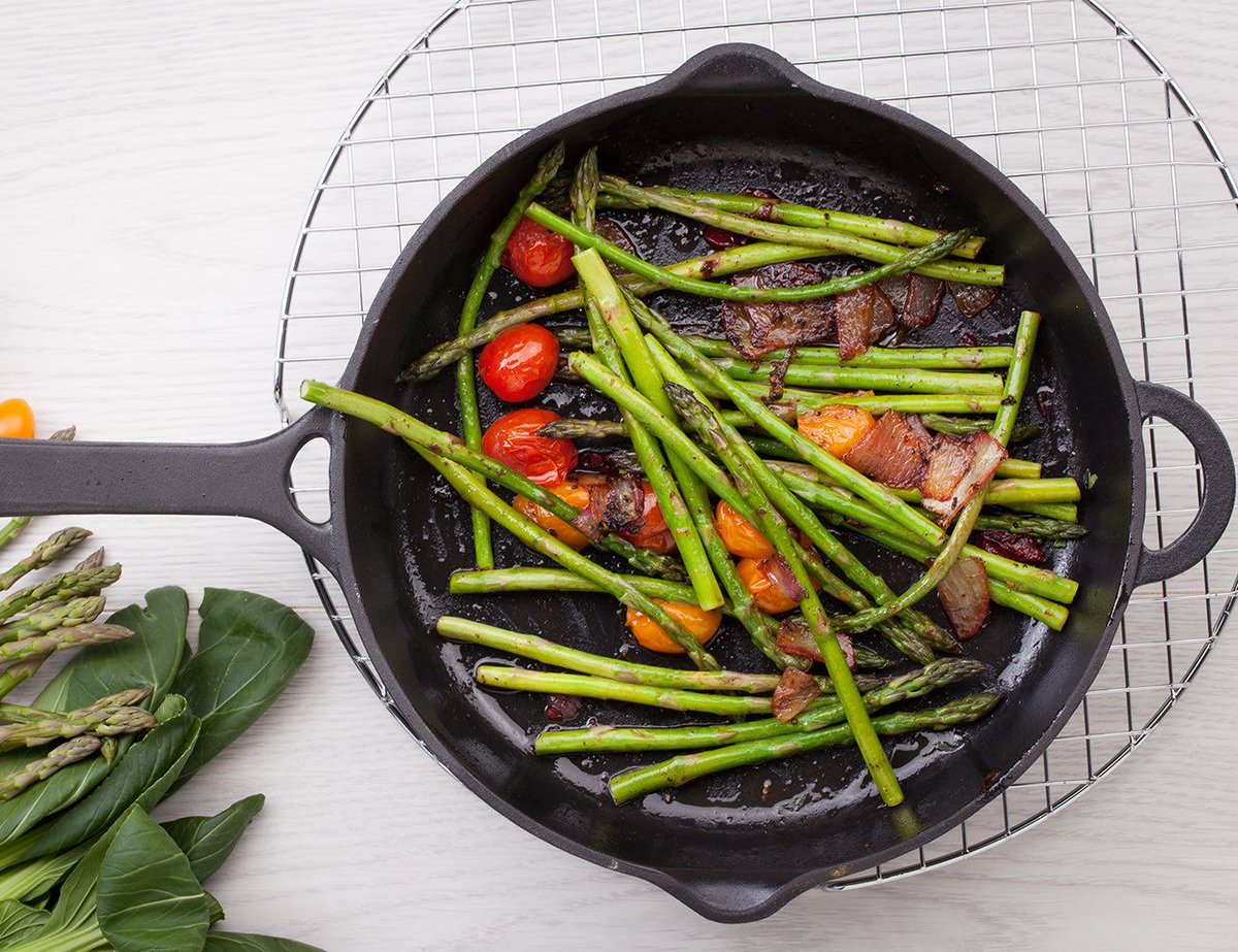GadgetFlow's tweet image. Now on Kickstarter: Cast Iron #Skillets by @FairCookware thegadgetflow.com/portfolio/cook… These high-quality cast iron skillets use proper material and size selection to ensure optimal heat retention. #cookware #KitchenAid