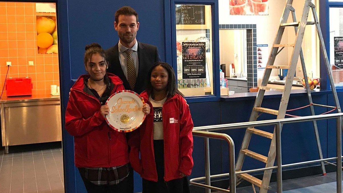 openrotterdam's tweet photo. @HPCCentrum aan de Schietbaanstraat heeft de gouden Schoolkantine Schaal gewonnen! Wethouder @SvendeLangen reikte deze uit: https://t.co/mAesAOj9rf @voedingscentrum @CDARotterdam #prijs #duurzaam #milieu #gezondheid https://t.co/Niwl52WyPH