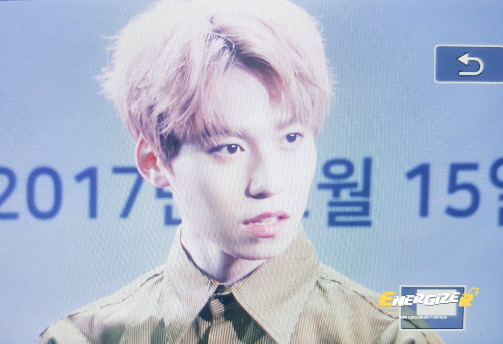 980627com's tweet photo. 171215 핸드허그 나눔콘서트 #건희 #이건희 건희가 잘생긴거 안하면 누가해요? ( ｰ̀ωｰ́ ) https://t.co/1NXyKwmMd0