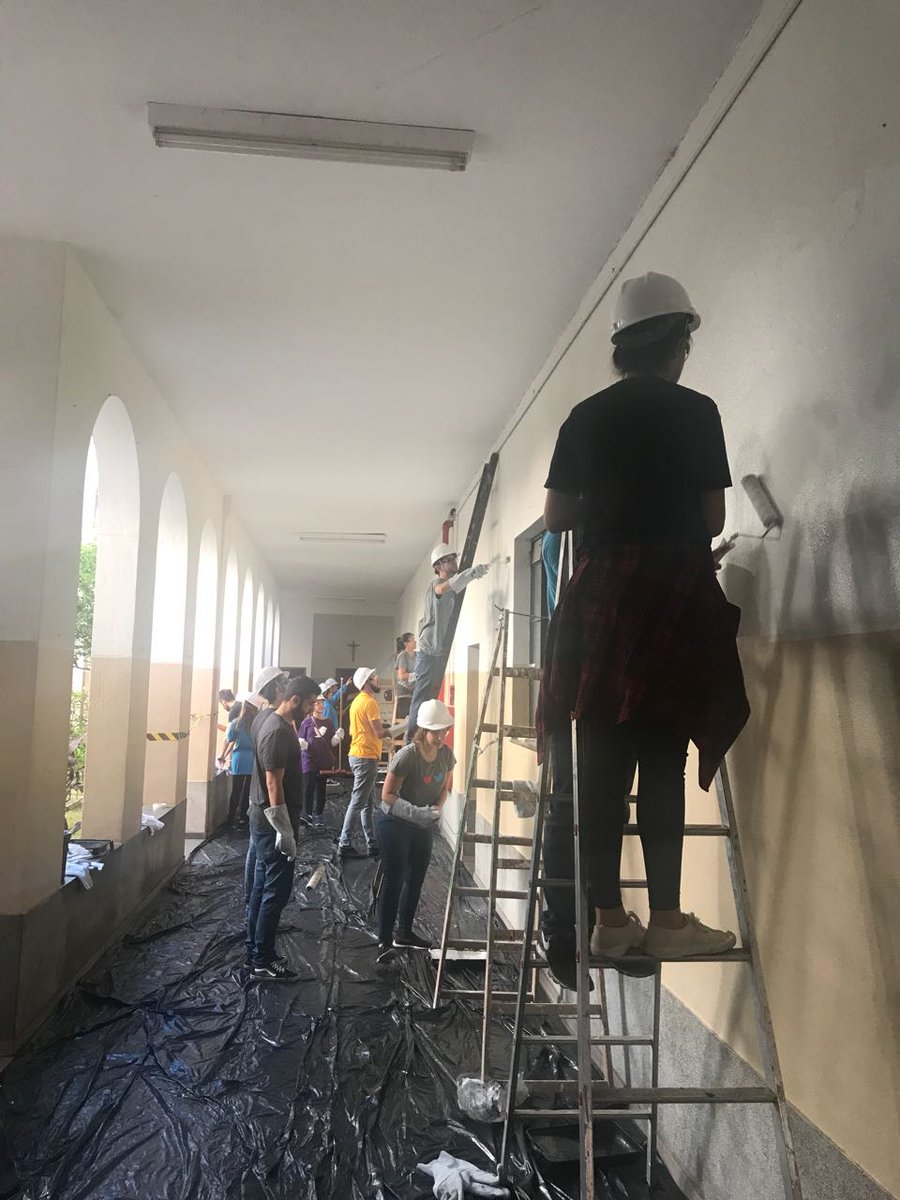 MissaoPaz's tweet photo. Um grupo está pintando as paredes do atrium na Casa do Migrante.
#TwitterForGood https://t.co/mz5DoWniTr