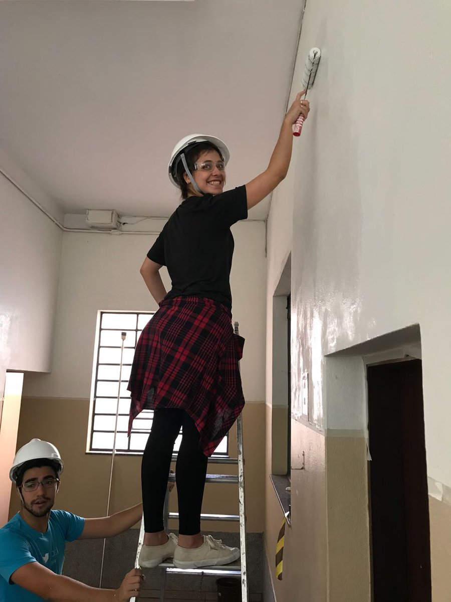 MissaoPaz's tweet photo. Um grupo está pintando as paredes do atrium na Casa do Migrante.
#TwitterForGood https://t.co/mz5DoWniTr