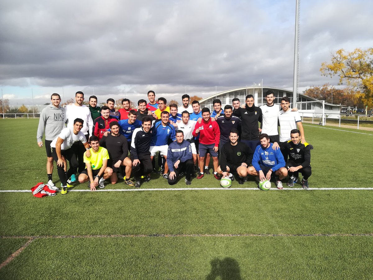 DomingoPF's tweet photo. @MasterFutbolUPO  @Maleolo5 Julio Herrador Gracias por la invitación y compartir conocimientos. Agradecer también a los alumnos el interés y la participación https://t.co/1Co8Yq6ING