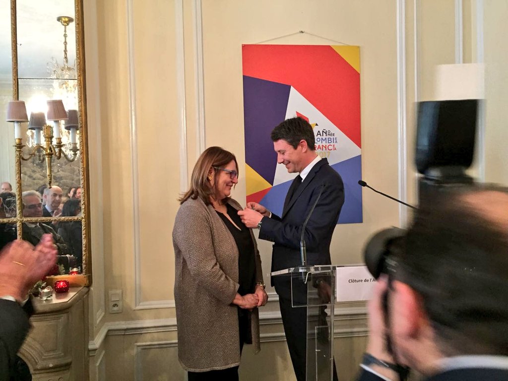 mincultura's tweet photo. Benjamin Griveaux, portavoz del Gob. francés entregó la medalla de Caballero de la Orden de las Artes y las Letras de Francia a la Ministra de Cultura, Mariana Garcés Córdoba, durante el acto protocolario de inicio de la programación de cierre del Año #ColombiaFrancia2017 https://t.co/oe2P7NX2a7