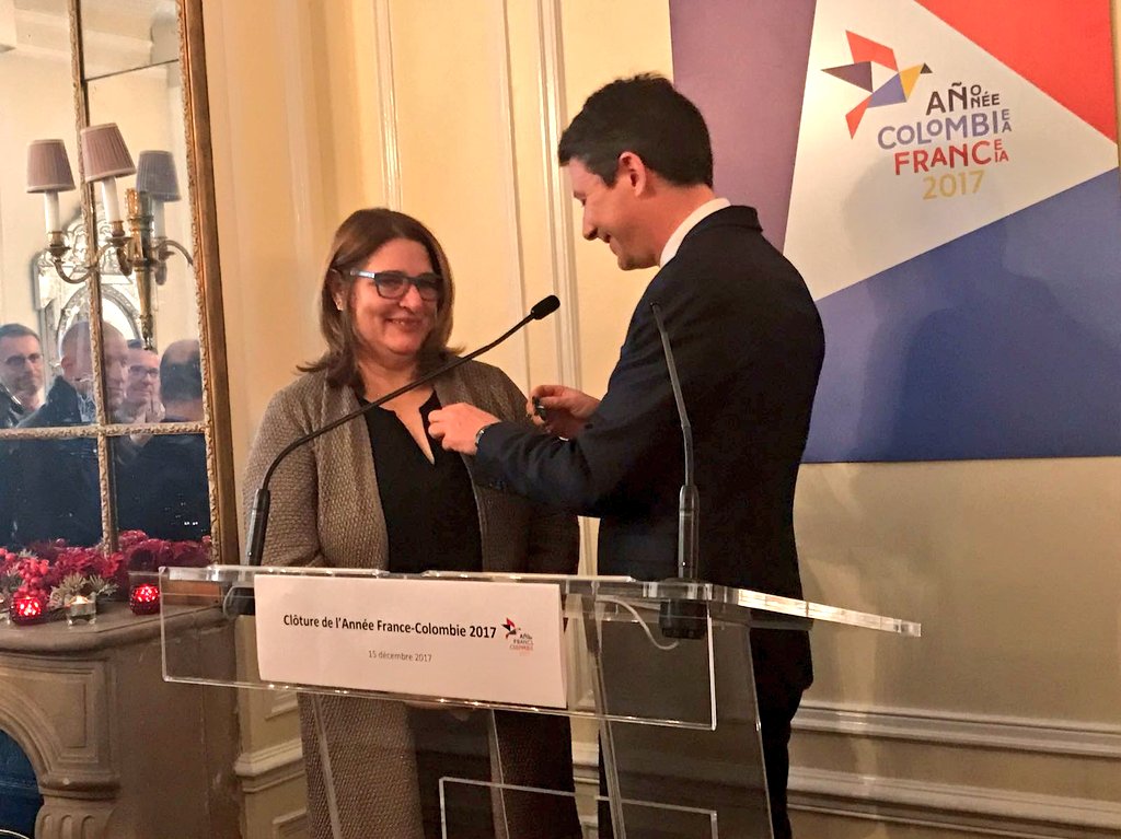 mincultura's tweet photo. Benjamin Griveaux, portavoz del Gob. francés entregó la medalla de Caballero de la Orden de las Artes y las Letras de Francia a la Ministra de Cultura, Mariana Garcés Córdoba, durante el acto protocolario de inicio de la programación de cierre del Año #ColombiaFrancia2017 https://t.co/oe2P7NX2a7