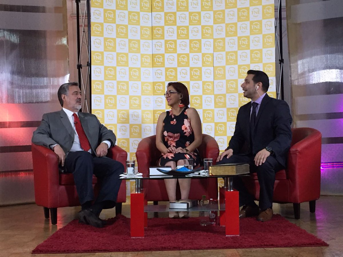 guillier's tweet photo. Estamos en la Televisión Nacional Evangélica participando de un diálogo junto a la Mesa Ampliada de la Unión Nacional Evangélica. Sigue la señal en vivo https://t.co/60r18sXDSu @TNEtelevision https://t.co/a8GSX7lRCk