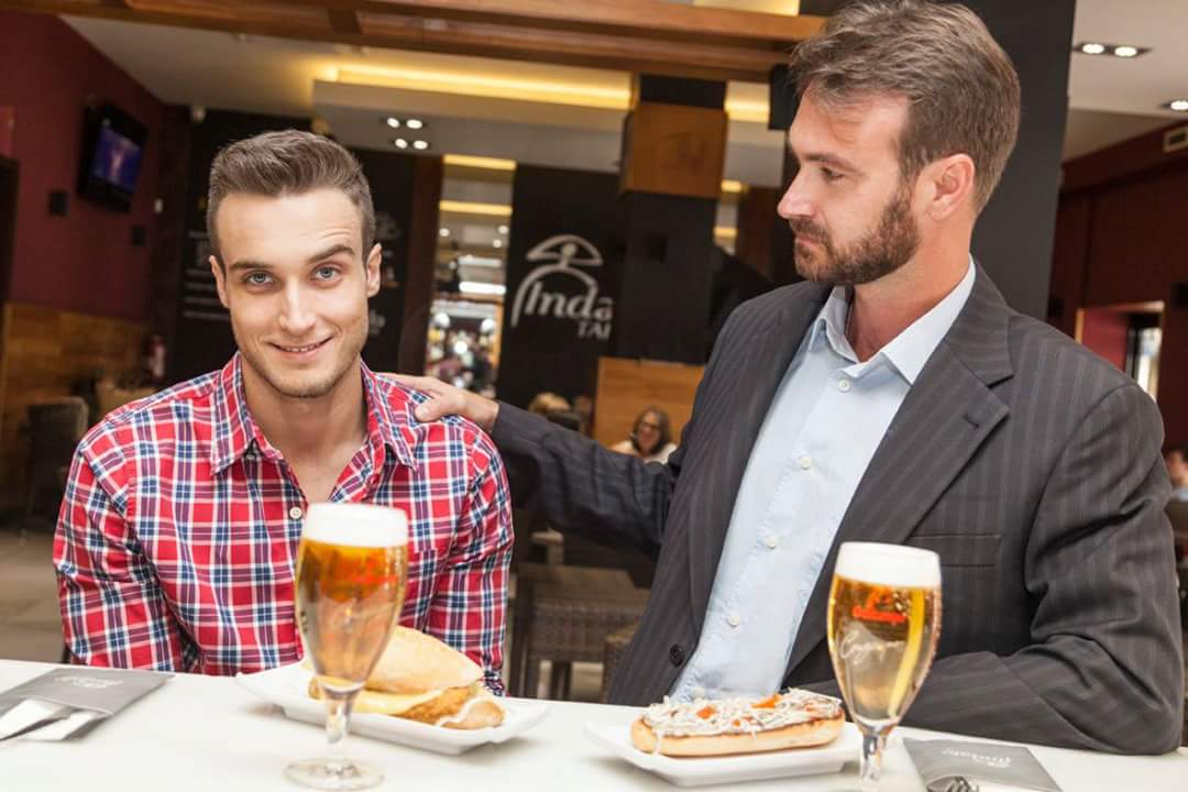 IndaloChueca's tweet photo. Época de cenas de empresas, con amigos, con compañeros de trabajo, con los del club de running… ¿Y quién es el valiente que se presta a organizarlas? ¡Se merece un aplauso! 👏😛 https://t.co/BjXIyxm2Ex