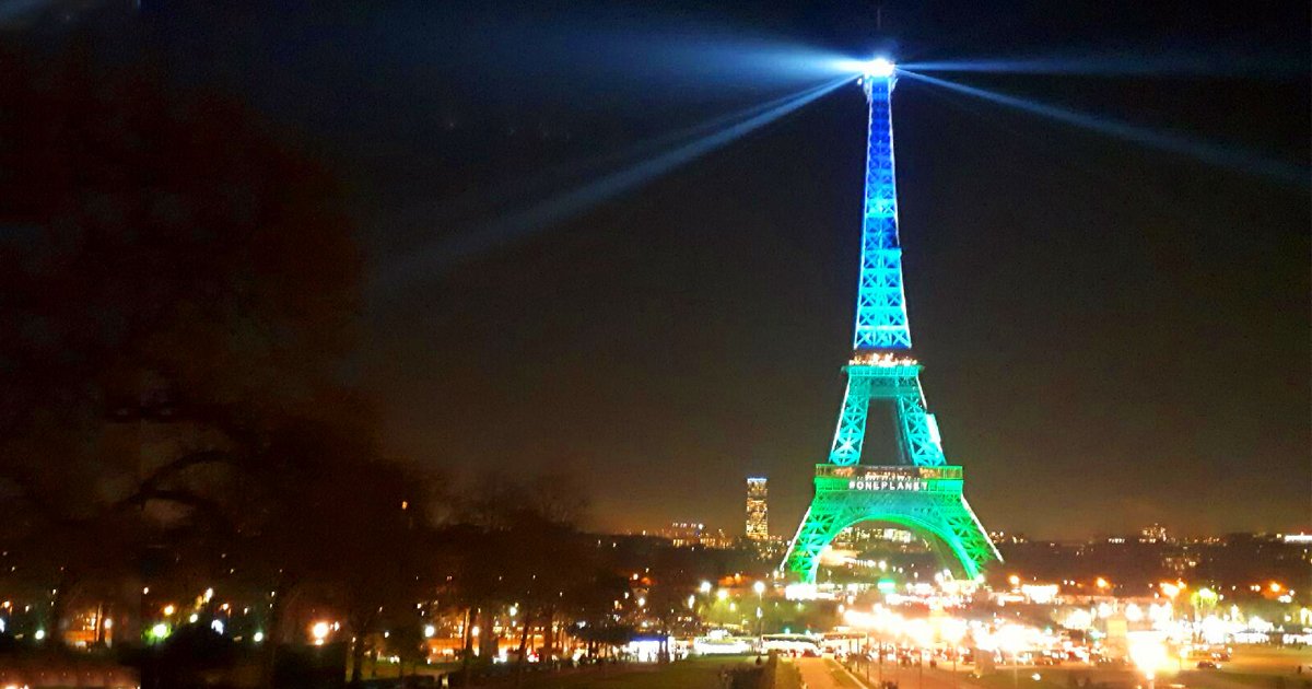 12 décembre 2017 - Les monuments de Paris aux couleurs du #OnePlanetSummit. Il n'y a qu'une Terre, nous devons la protéger et inverser la tendance. 
#OnePlanet #MakeOurPlanetGreatAgain