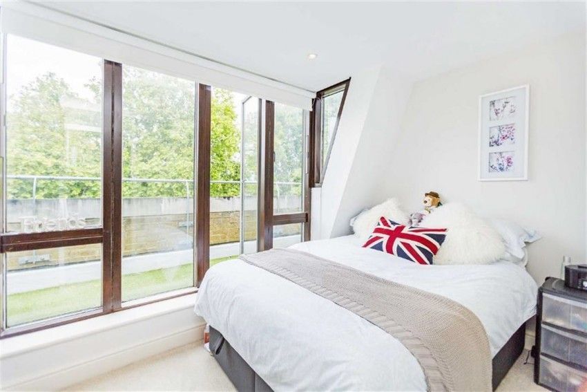 AspireClaphamS's tweet photo. This top floor flat is absolutely stunning - just like the uninterrupted views of Clapham Common  from the balcony🍃
Local amenities are quite literally on the doorstep along with two private parking spaces!

View >>> https://t.co/PAoJq2P4r9
To book a viewing ☎️020 8675 1222 https://t.co/kFVya7dpdV