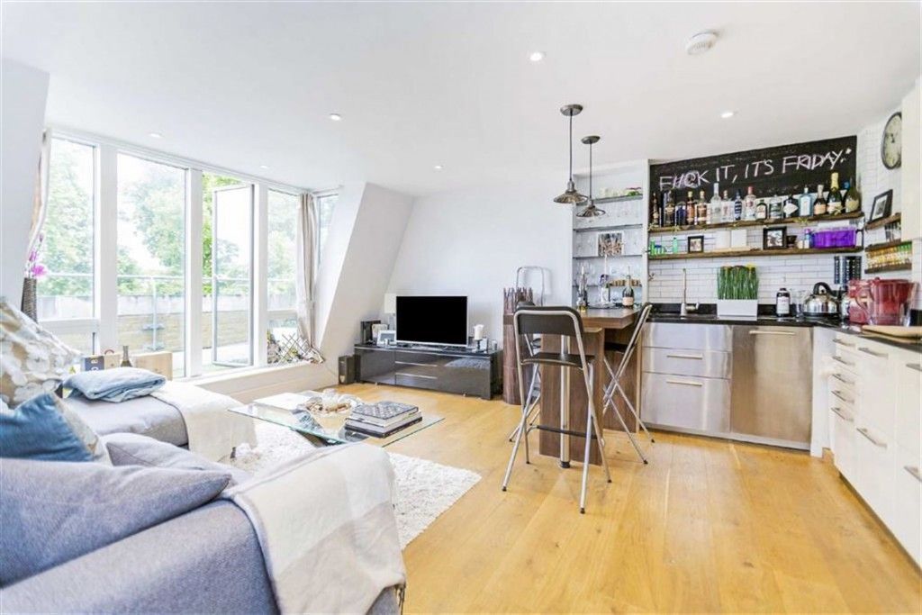 AspireClaphamS's tweet photo. This top floor flat is absolutely stunning - just like the uninterrupted views of Clapham Common  from the balcony🍃
Local amenities are quite literally on the doorstep along with two private parking spaces!

View >>> https://t.co/PAoJq2P4r9
To book a viewing ☎️020 8675 1222 https://t.co/kFVya7dpdV